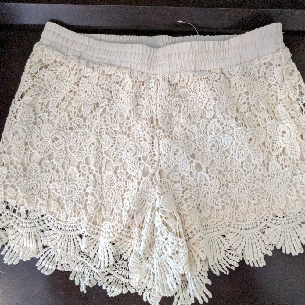 Cream crochet lace shorts, Blu Pepper, size small, NWT